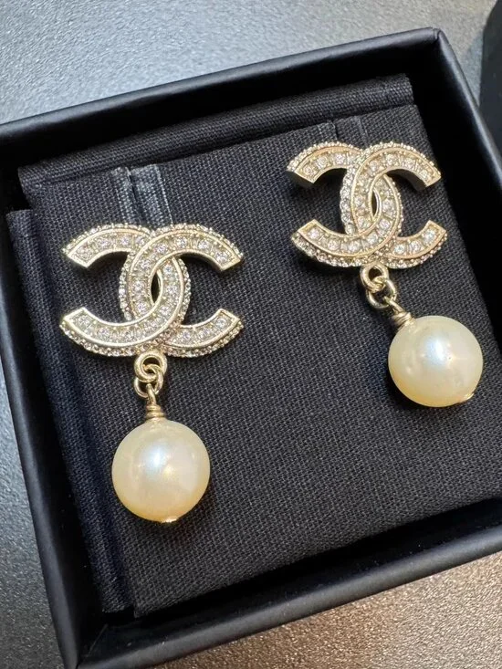 Classic CHANEL pearl drop earrings - Picture 3 of 3